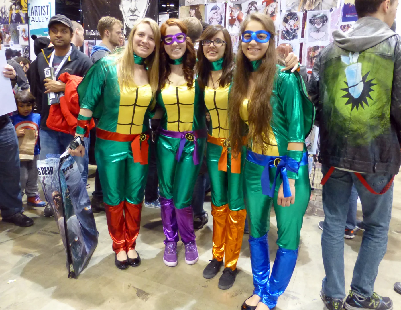 Grupo con disfraces de las cuatro Tortugas Ninja para Halloween