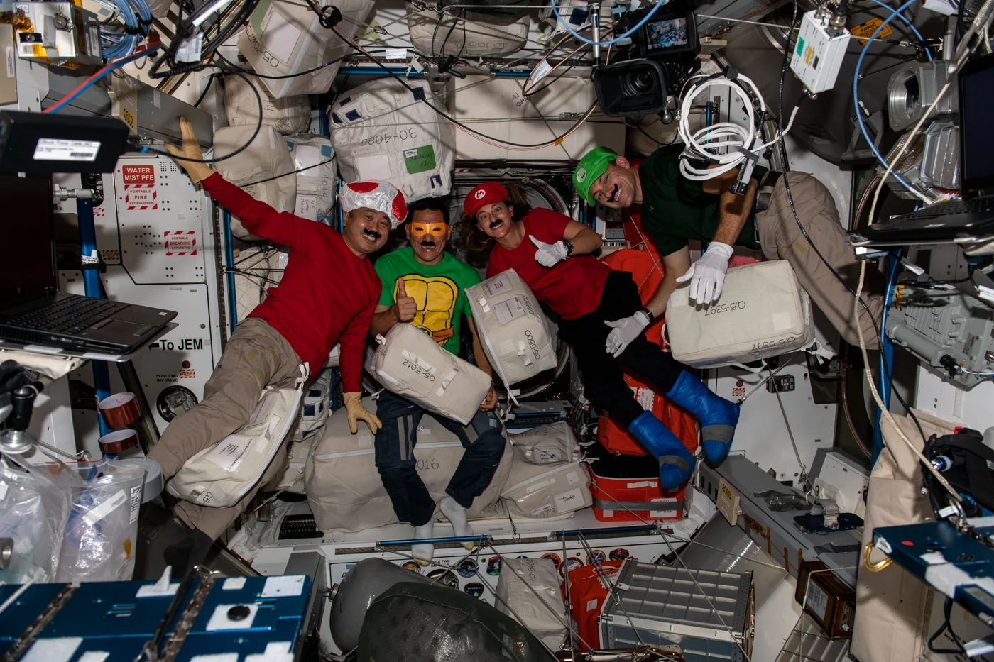 Astronautas celebrando Halloween con un disfraz de Tortuga Ninja