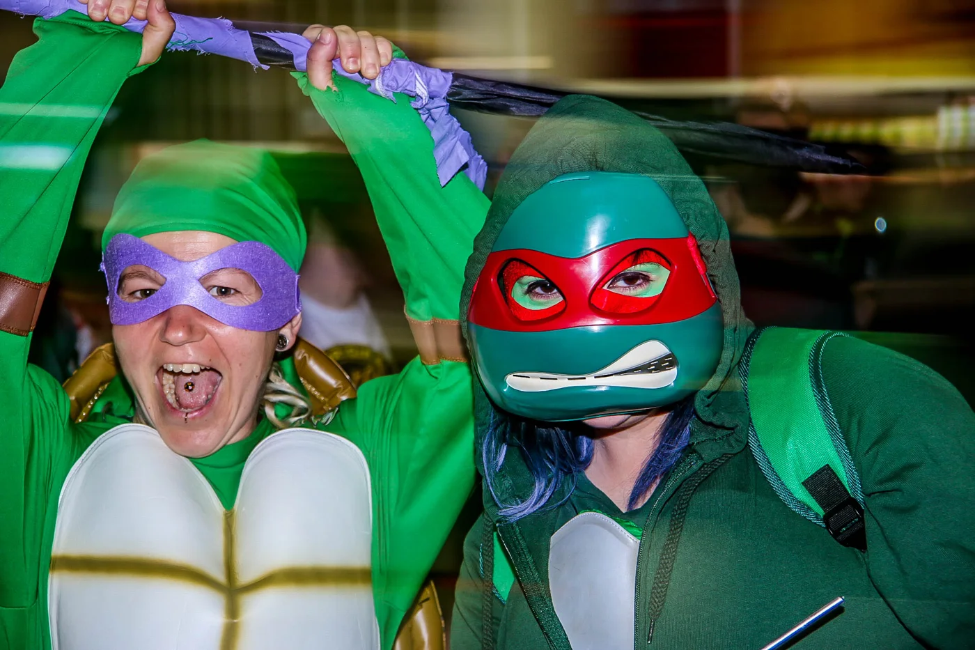 Disfraces de Donatello y Raphael con antifaces morado y rojo