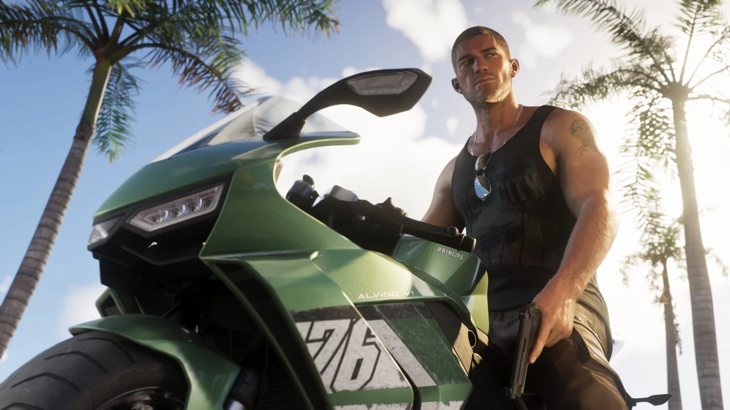 Jason Duval junto a una motocicleta verde en GTA 6