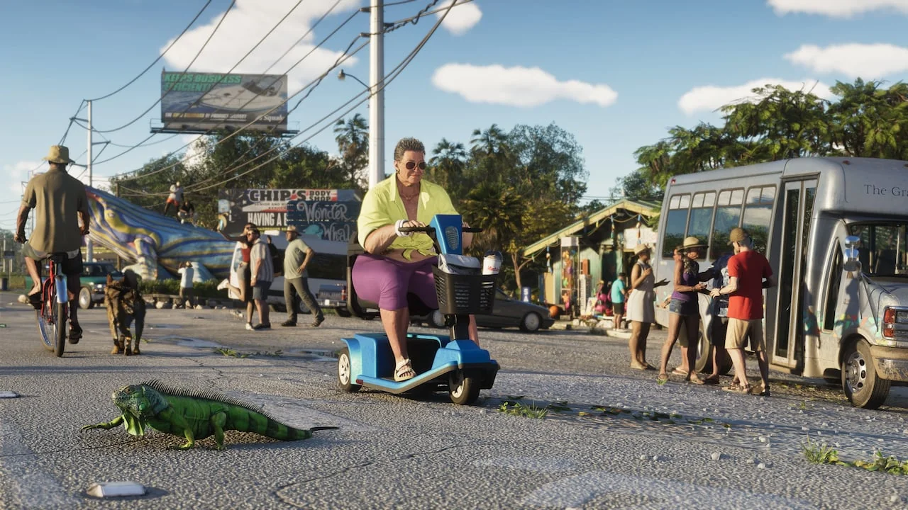 Una iguana cruza una calle de los Cayos de Leonida