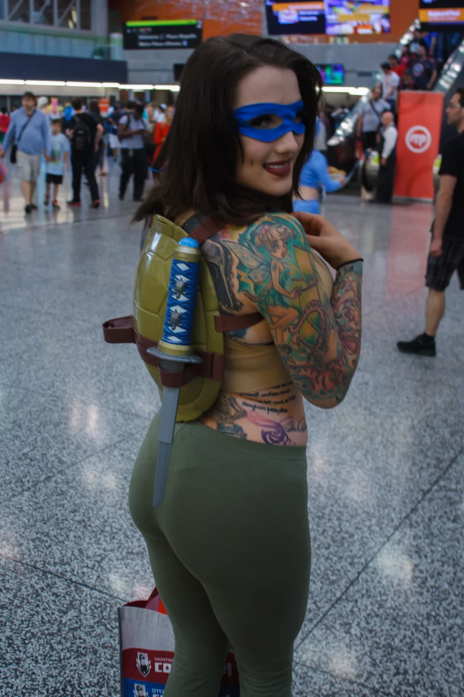 Cosplay de Leonardo con antifaz azul y caparazón