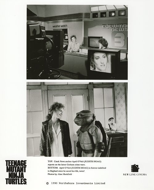 Judith Hoag como April O’Neil en el estudio de televisión y junto a Raphael en una hoja de prensa de 1990.