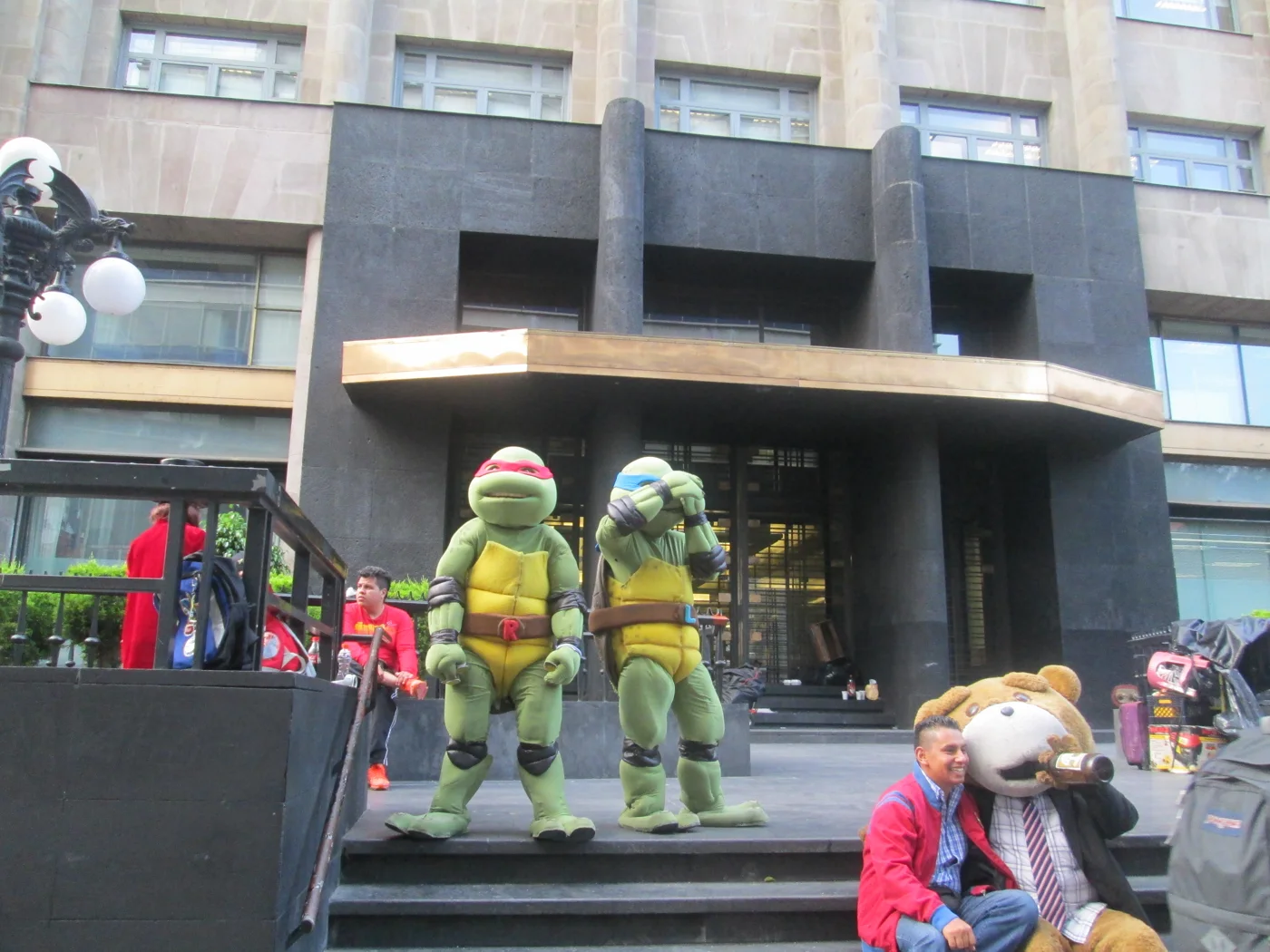 Personas con trajes completos de Tortugas Ninja en Ciudad de México